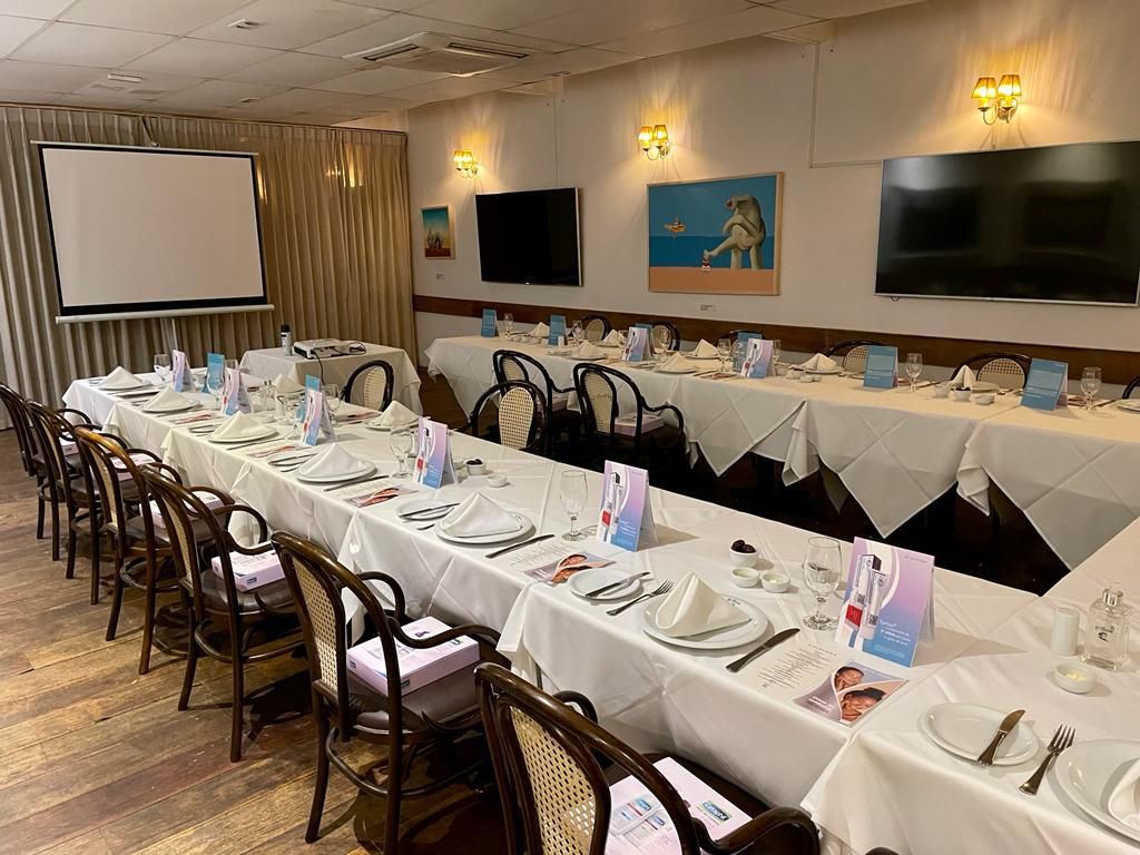 Casamento · Noivos nas escadarias decoradas