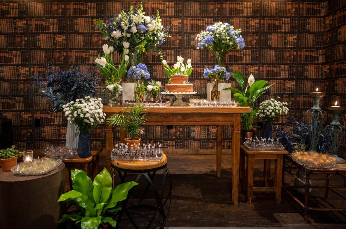 Bolo de casamento com tulipas brancas e hortênsias azuis
